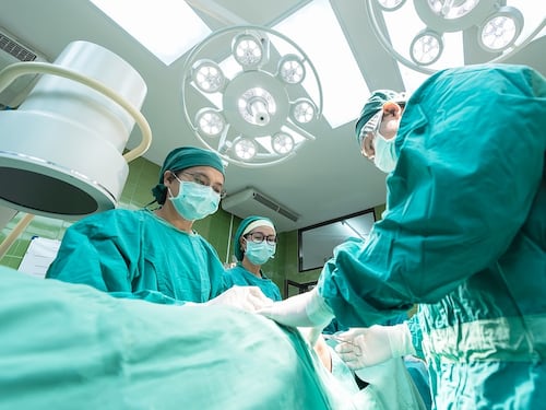 I medici impiantano mini pacemaker senza fili sul paziente di 14 anni
