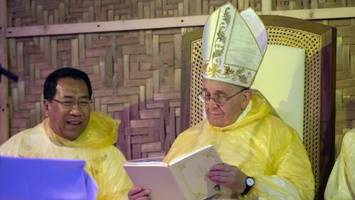 La messa "bagnata" del Papa a Tacloban 11