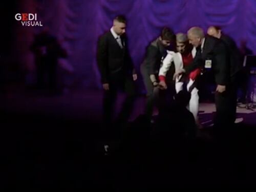 Tensione al concerto di Toto Cutugno: uomo fa irruzione sul palco
