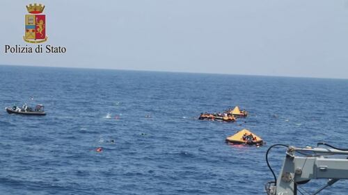 Naufragio al largo della Libia, i migranti in mare attendono i soccorsi 2