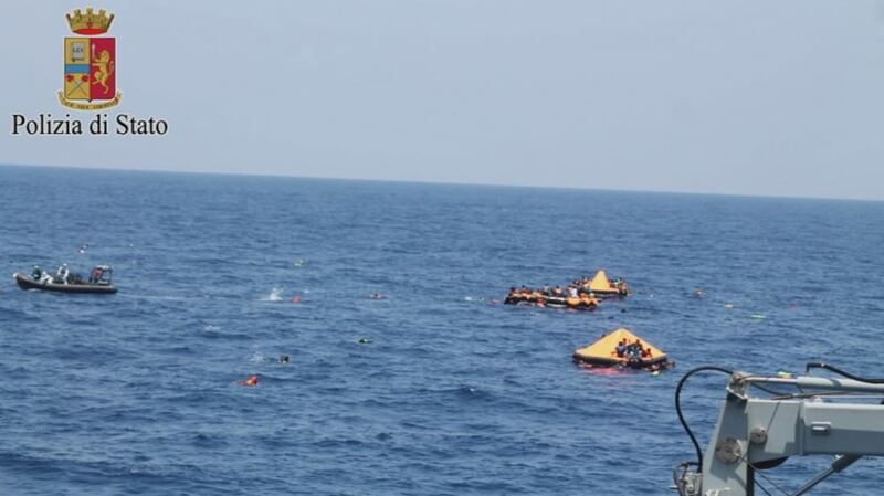 Naufragio al largo della Libia, i migranti in mare attendono i soccorsi 2
