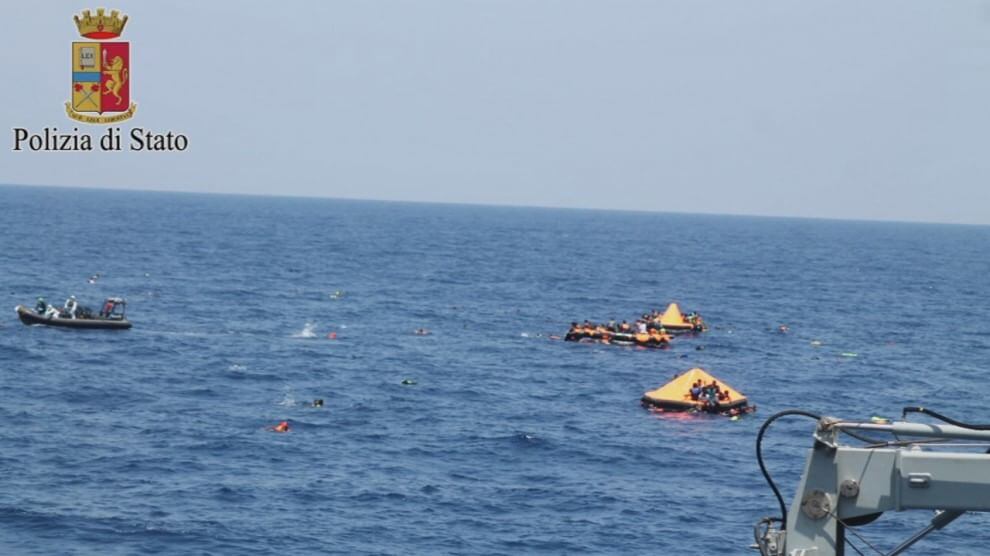 I migranti arrivati in Sicilia: seviziati dagli scafisti
