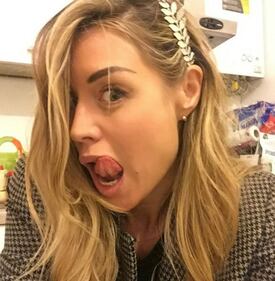Elenoire Casalegno gioca sensualmente via Instagram 5