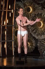 Il conduttore degli Oscar sale sul palco in mutande 1