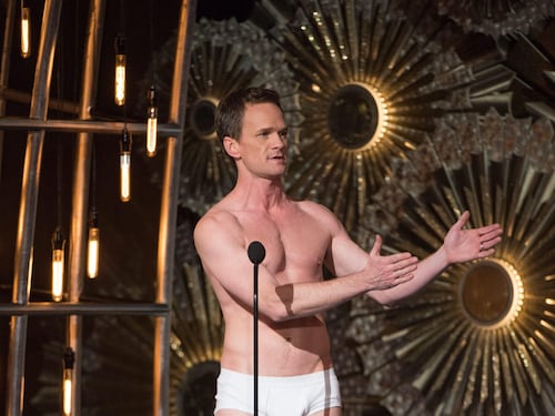 Il conduttore degli Oscar sale sul palco in mutande
