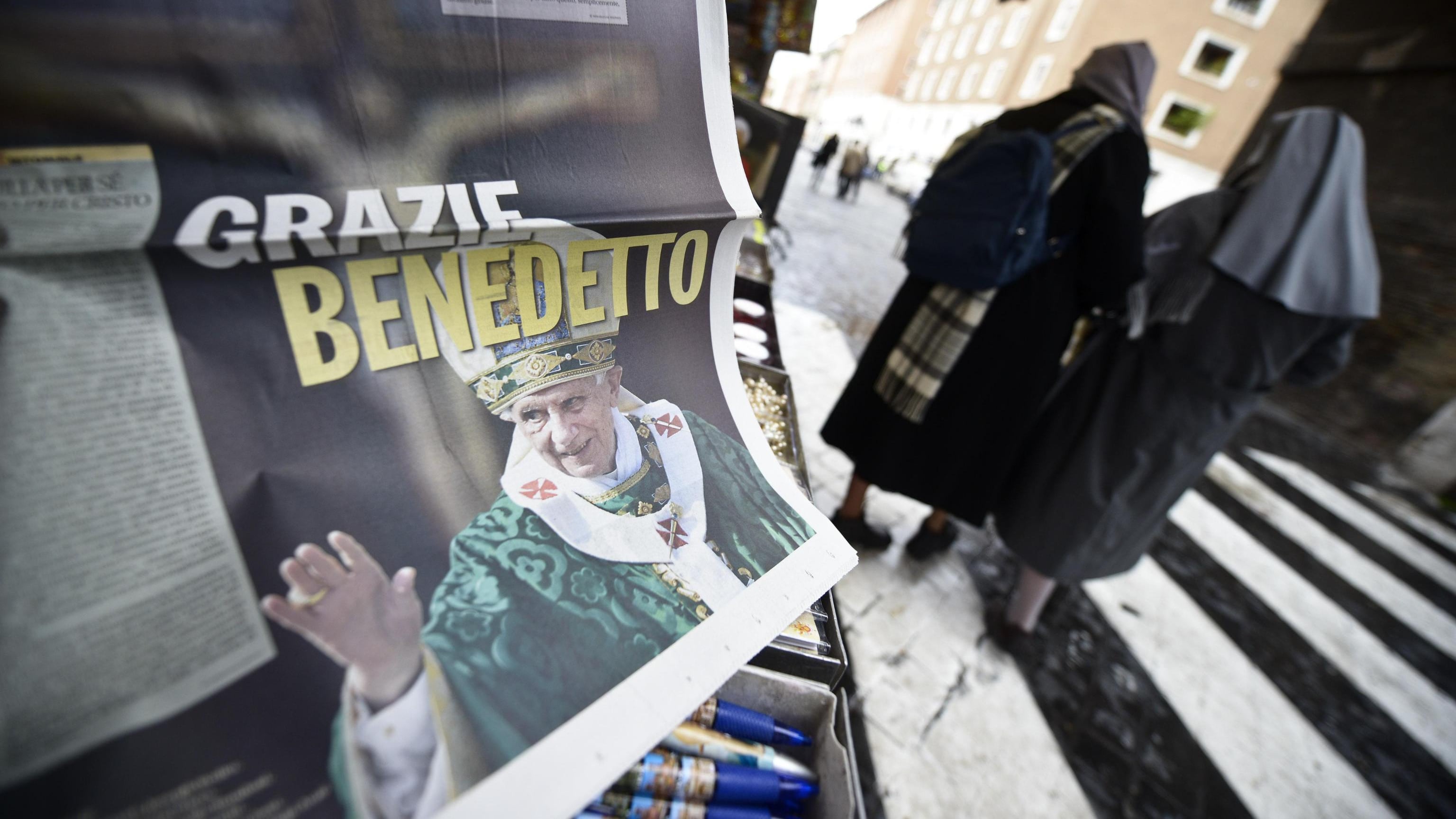 Roma, migliaia in piazza per l'ultimo Angelus di Benedetto XVI