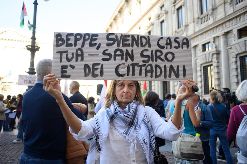 San Siro: fuori Palazzo Marino la protesta contro la vendita 4