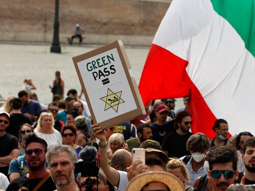 Contro governo, giornalisti e virologi. "IoApro" e Forza Nuova al sit-in No Pass