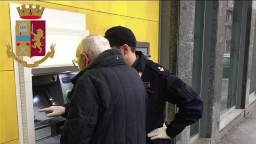 "Ho difficoltà a ritirare la pensione" e i poliziotti aiutano l'anziano
