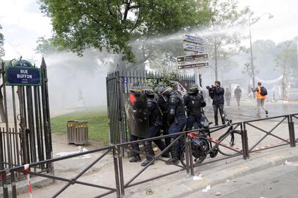 Parigi, scontri tra anarchici e polizia: auto distrutte, vetrine infrante 6