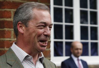  Europee, Farage vota al seggio di Cudham 8