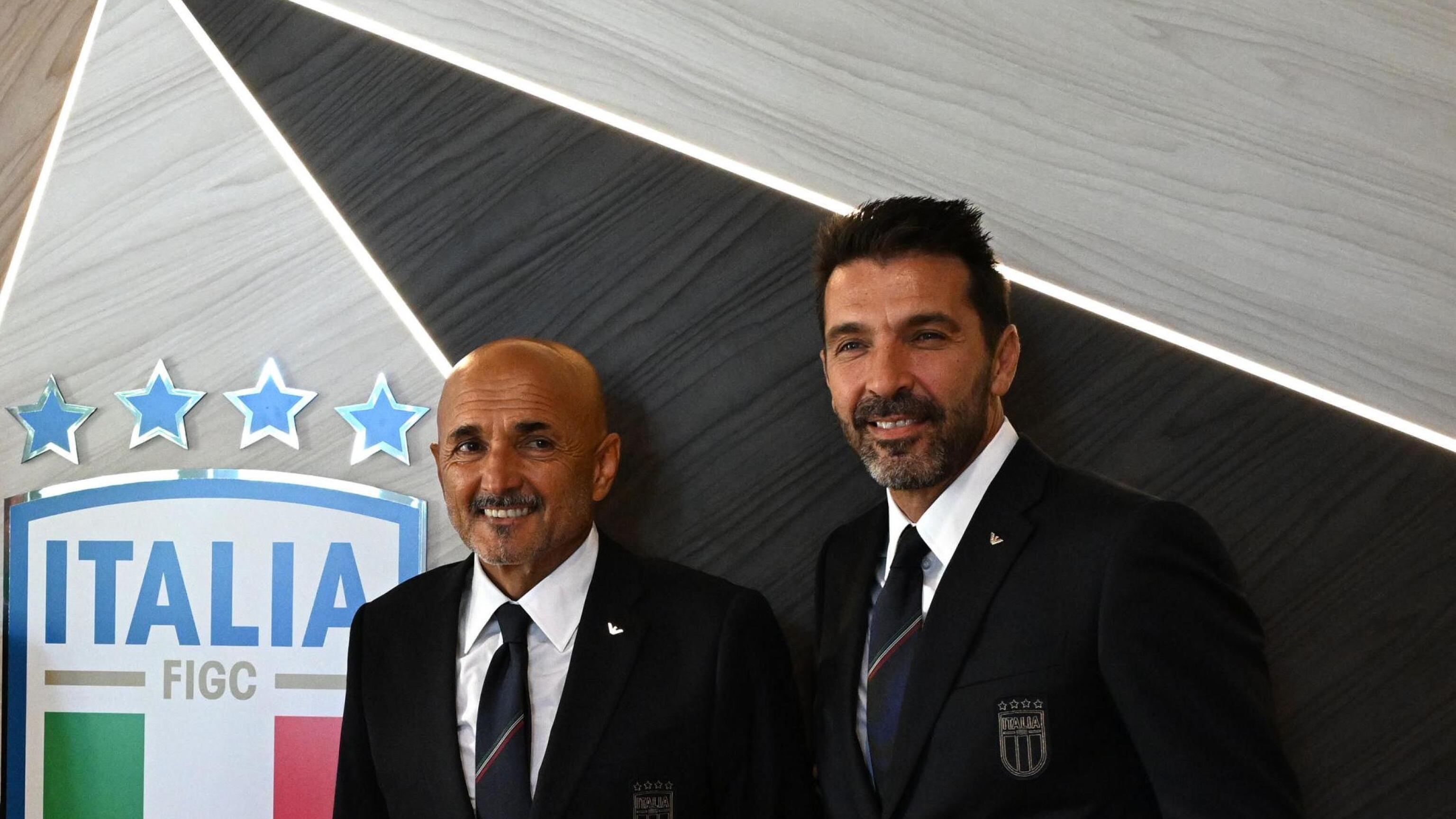 Il monumento Buffon in azzurro con la giacca: "Ma Vialli è inimitabile"