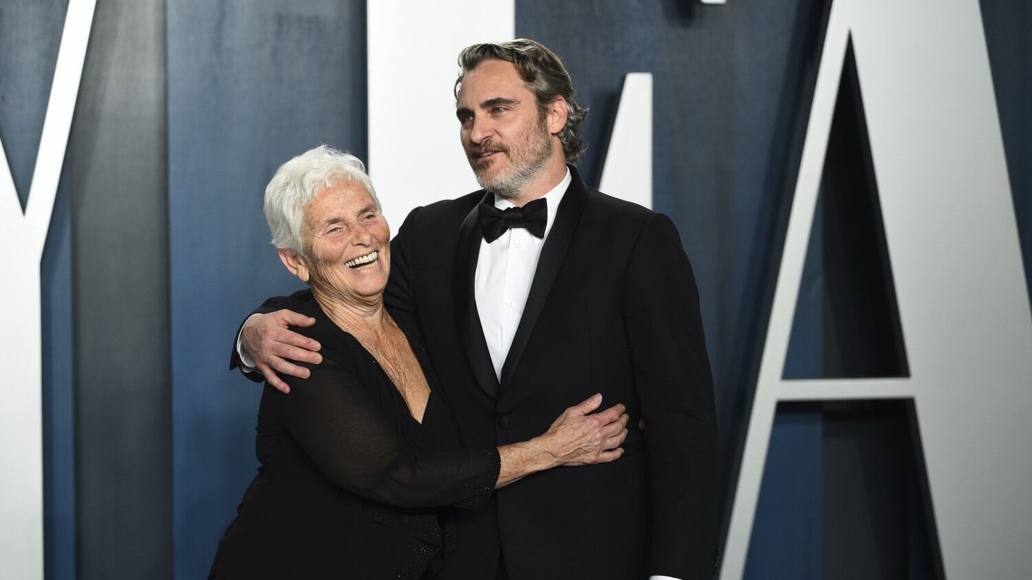 Joaquin Phoenix, festa post Oscar con mamma e fidanzata