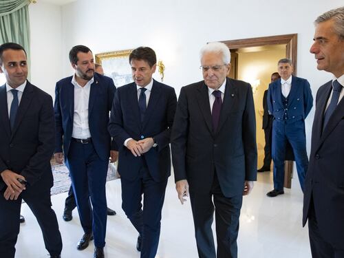 La solitudine di Mattarella costretto a dire sì