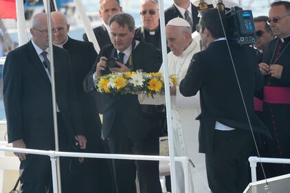 Una corona di fiori per ricordare i morti negli sbarchi 1