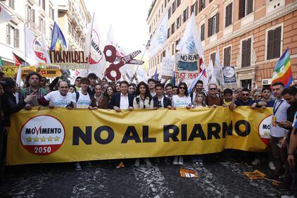 La piazza di Conte che dice no al riarmo 4