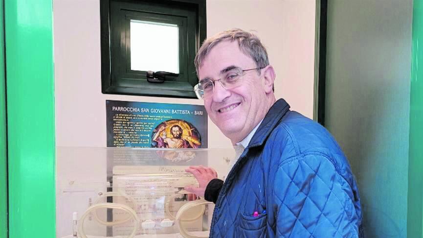 Neonato morto nella culla termica. Parroco indagato