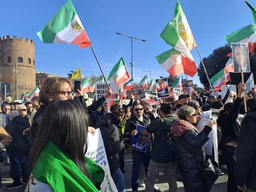 La piazza dei Radicali in marcia per l'Iran