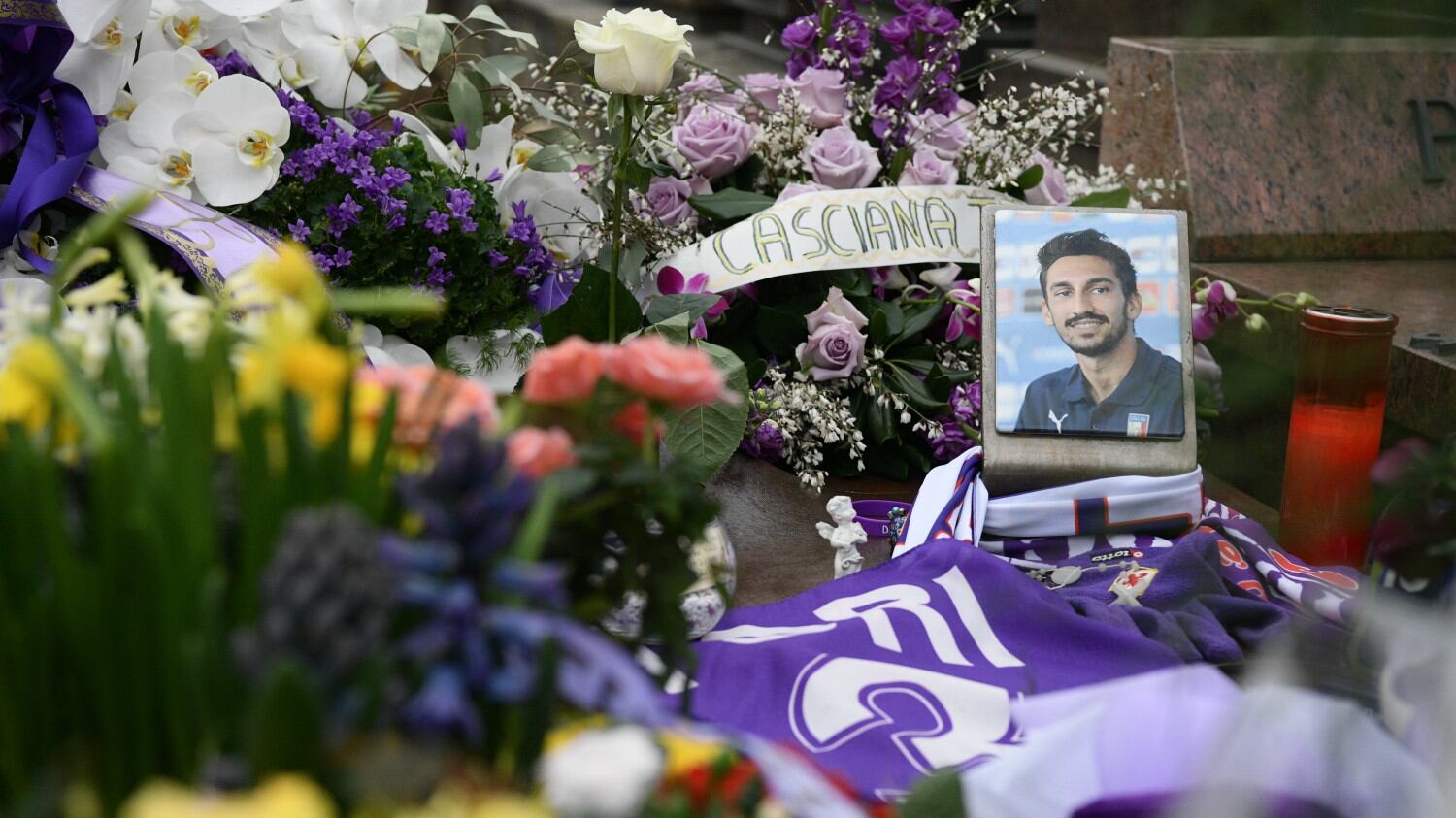 Un anno senza Astori: la Serie A lo ricorda con una messa a casa sua