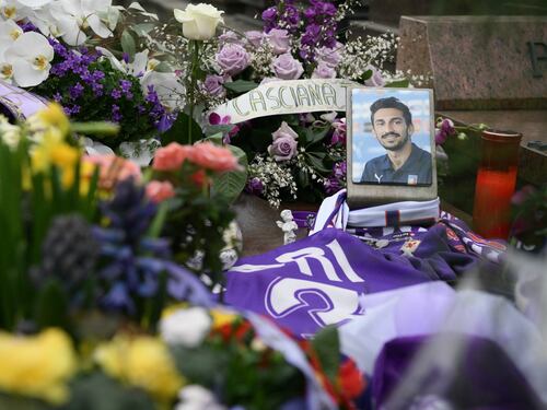 Un anno senza Astori: la Serie A lo ricorda con una messa a casa sua