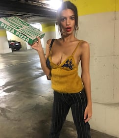 Emily Ratajkowski sexy in barca 5