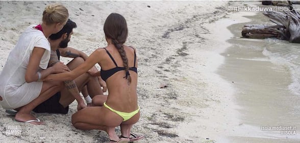Isola dei Famosi 2016: momento hot per Mercedesz Henger 3