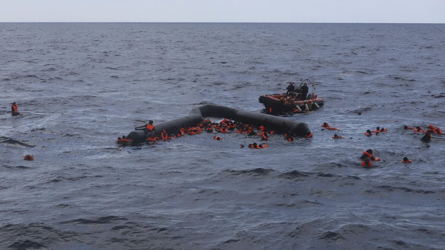 Sbarchi, altra tegola sulle Ong: i pm indagano su 24 attivisti