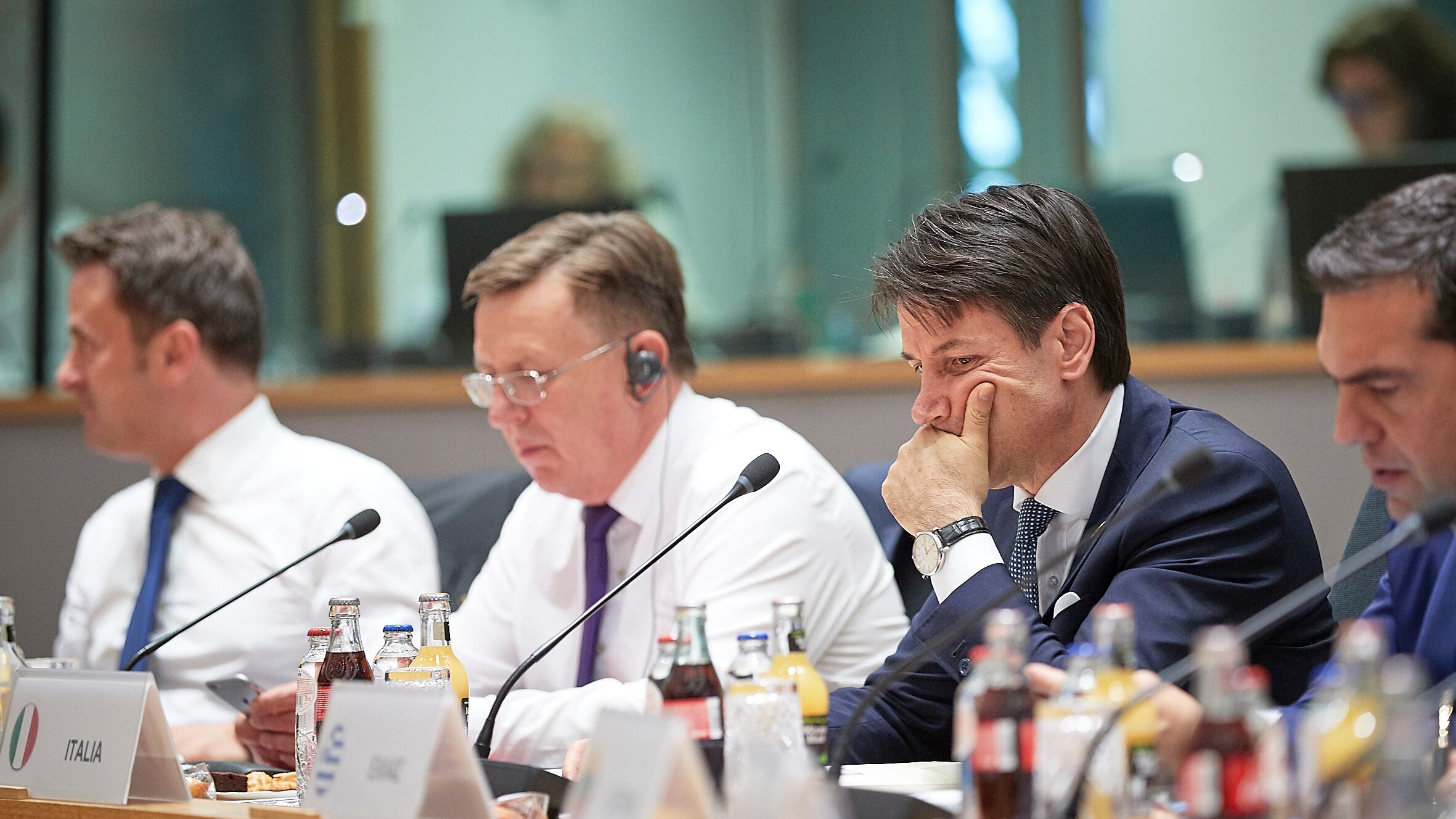 Conte sfida l'Europa e minaccia il veto. Nella notte spunta l'ipotesi accordo a 5