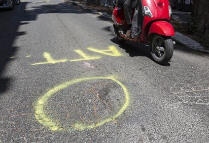 Le buche di Roma segnalate con lo spray 4