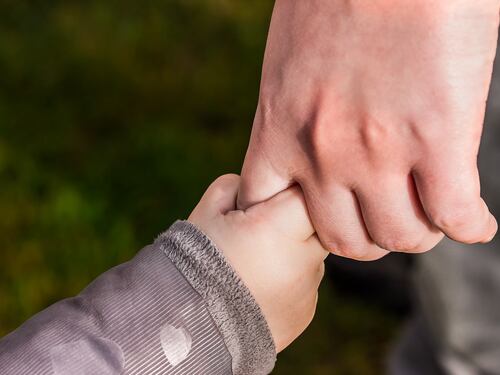 A 5 anni fugge da casa dei nonni per andare in ospedale dalla madre