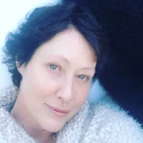  Shannen Doherty mostra la ricrescita dei capelli 5