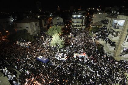 Israele, 800mila al funerale del rabbino ultra-ortodosso 5