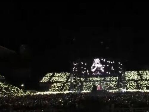 Adele dedica una canzone alle vittime di Londra: "Vorrei tornare a casa e stare con la mia famiglia"