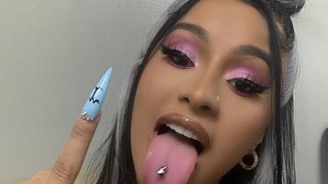 La foto di Cardi B con la flebo preoccupa i fan. Ha avuto un malore?