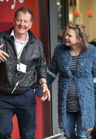 Bridget Jones mamma: Renée Zellweger col pancione sul set 17