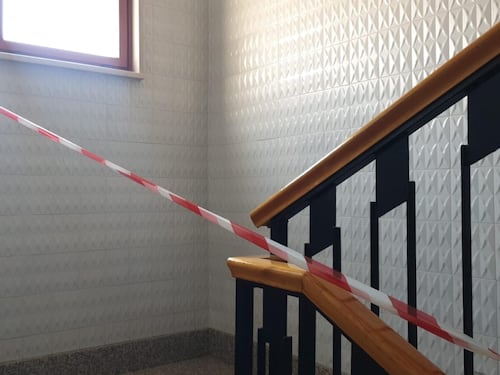Milano, 62enne trovato morto sul divano: aveva denunciato la moglie