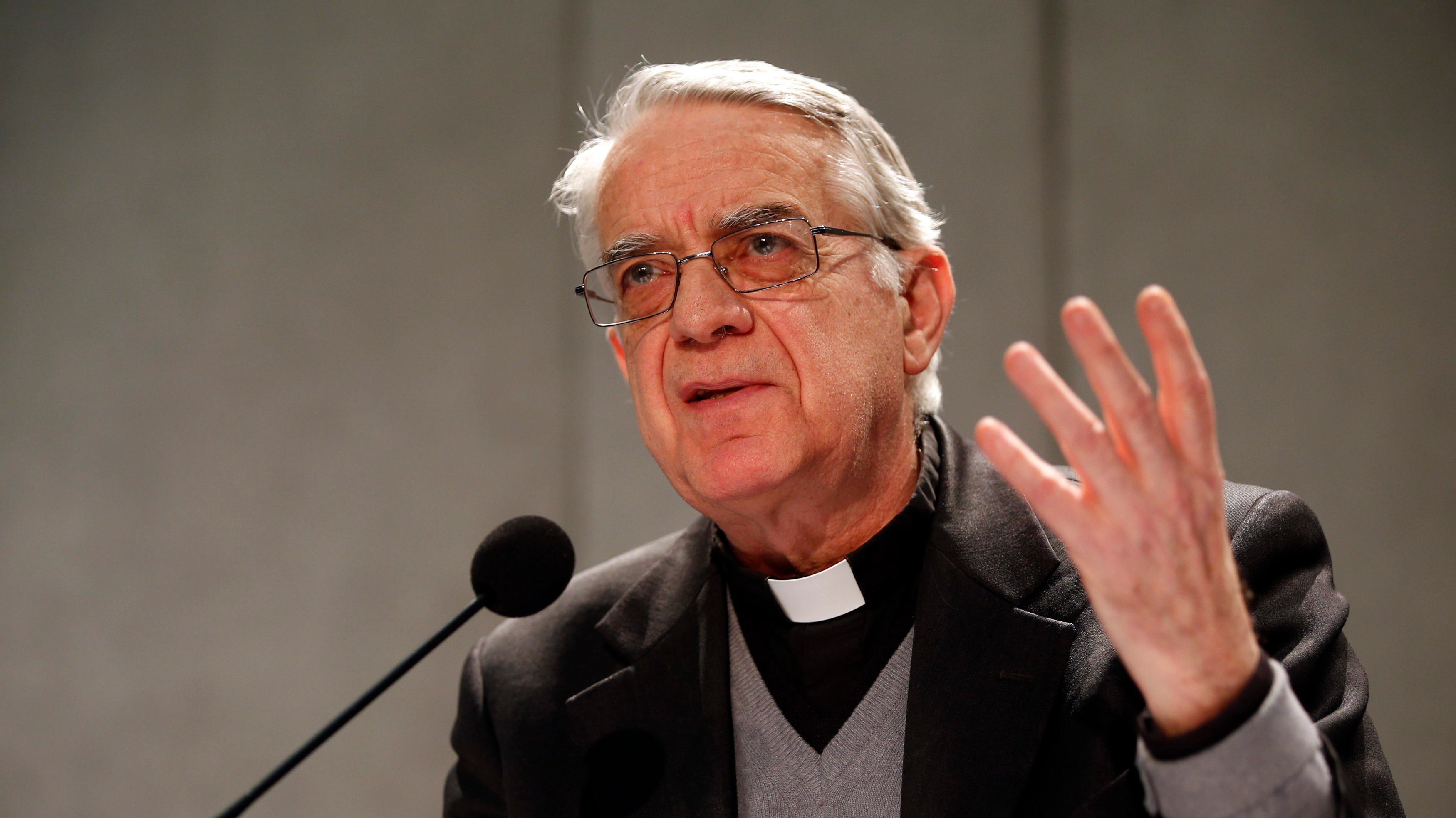 Padre Lombardi smentisce la malattia del Papa: "Non ha lasciato per cause di salute"