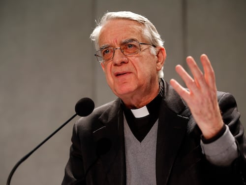 Padre Lombardi smentisce la malattia del Papa: "Non ha lasciato per cause di salute"