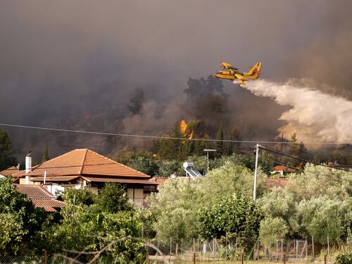 Estate di fuoco: la Grecia devastata dai roghi. Paura ed evacuazioni a Evia, l'isola di Lady D