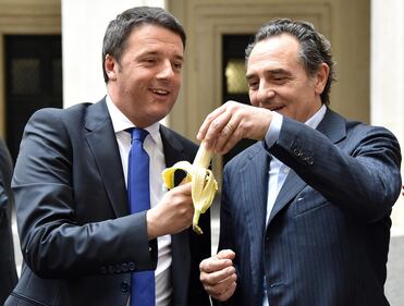 Il mondo solidale con Alves: "Siamo tutti scimmie" 6