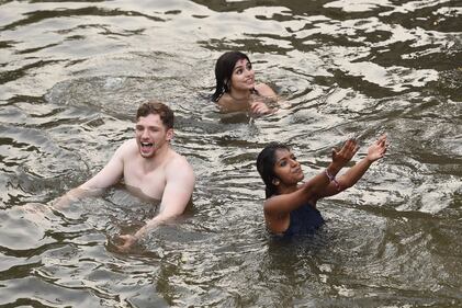 Gli studenti di Cambridge festeggiano tuffandosi nel fiume 4