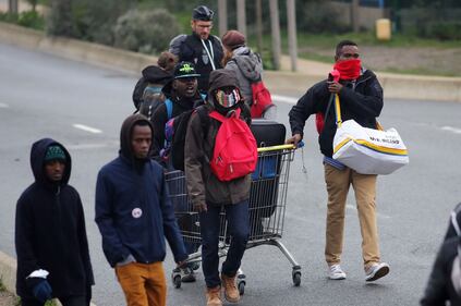 Migranti abbandonano il campo profughi di Calais 2