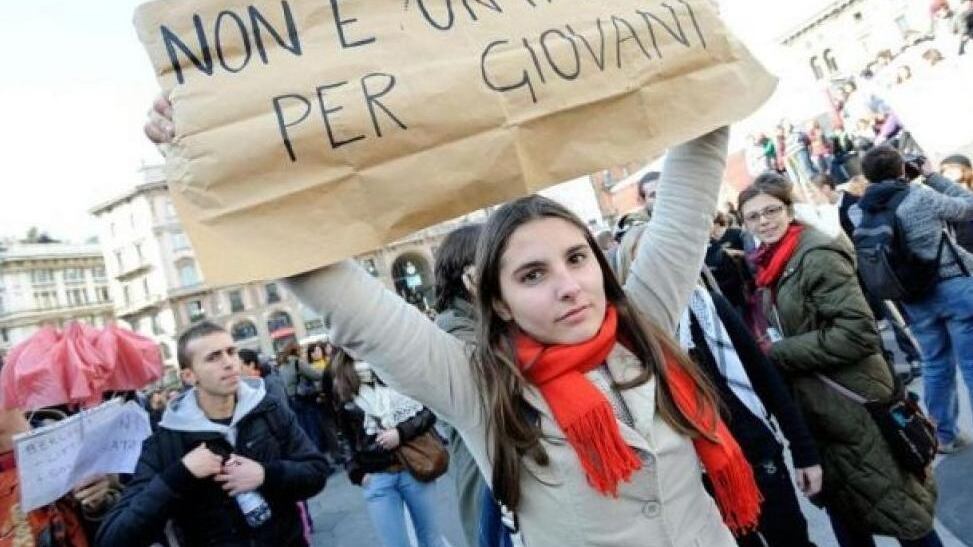 Dalle pensioni al certificato: lo Stato si accanisce sui giovani