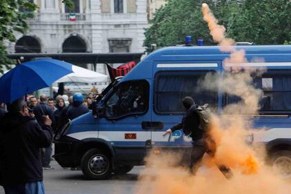 Uova e bottiglie contro Salvini 7
