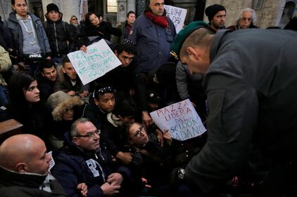 Occupano la basilica di piazza del Popolo: "Mai con Salvini" 12