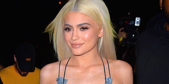 Kylie Jenner, scollatura hot alla serata taco 16