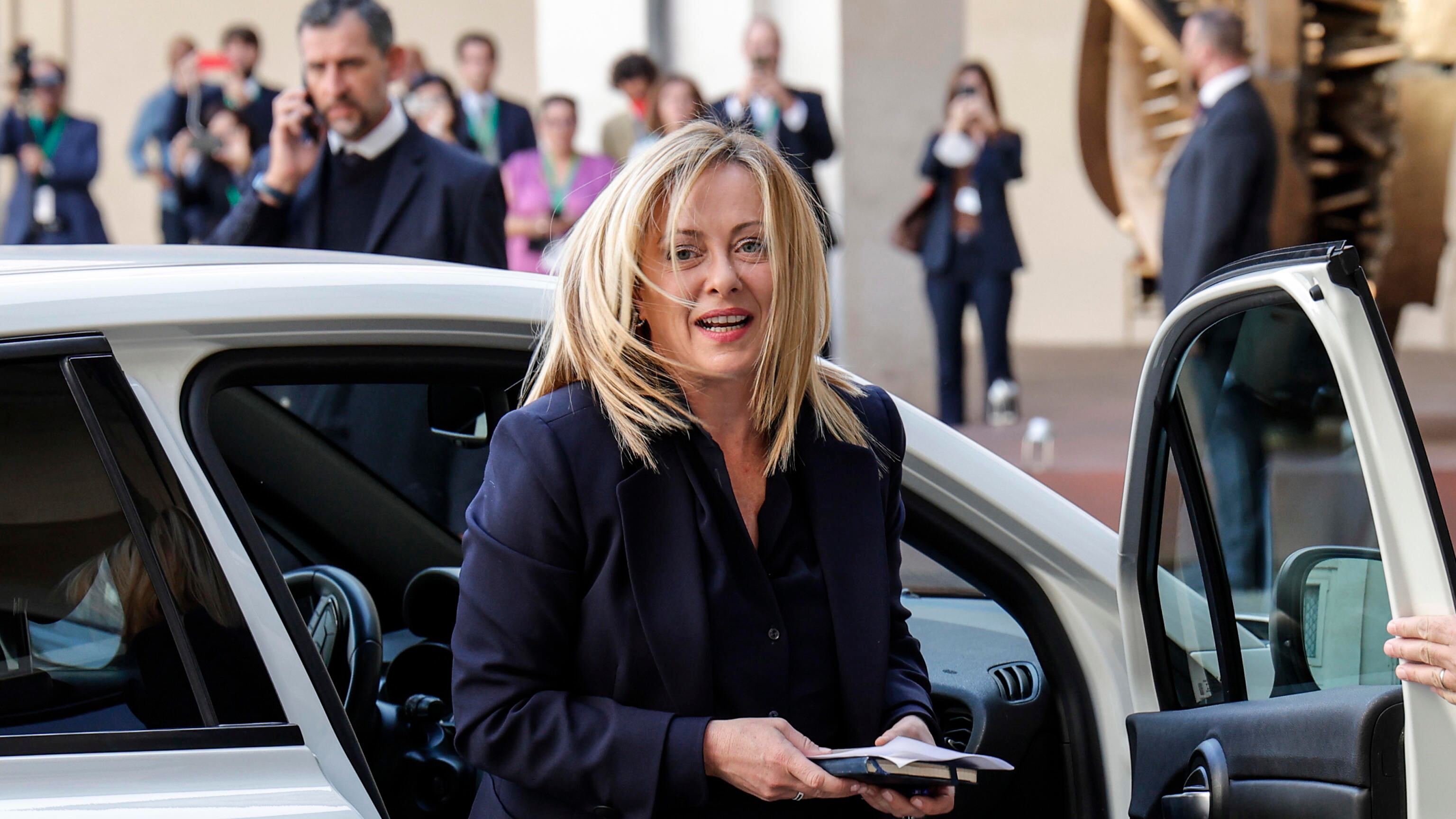 Donna premier, sinistra a denti stretti