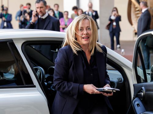 Donna premier, sinistra a denti stretti