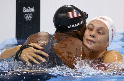 Simone Manuel fa la storia: prima afroamericana a vincere l'oro nel nuoto. Le lacrime di gioia 11