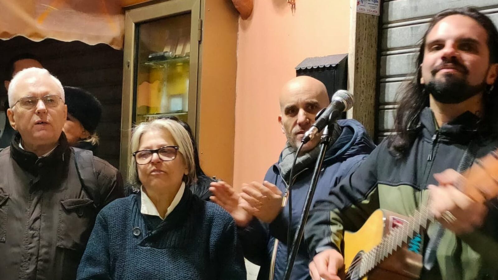 Sardine proclamano bar di mamma Africa giardino dei giusti